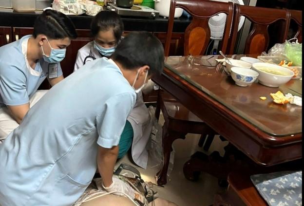 Hóc thịt khi ăn tối, cụ bà 81 tuổi ngừng tim- Ảnh 1.