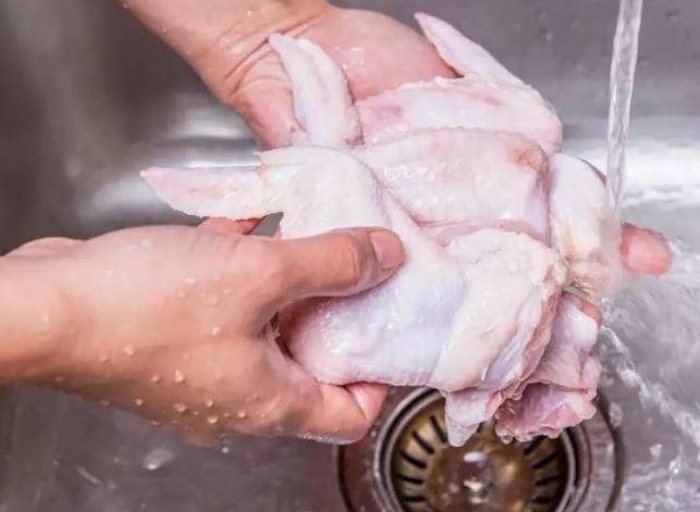 Rửa thịt gà trước khi nấu: Thói quen tưởng tốt không ngờ "cực hại" - Ảnh 1.