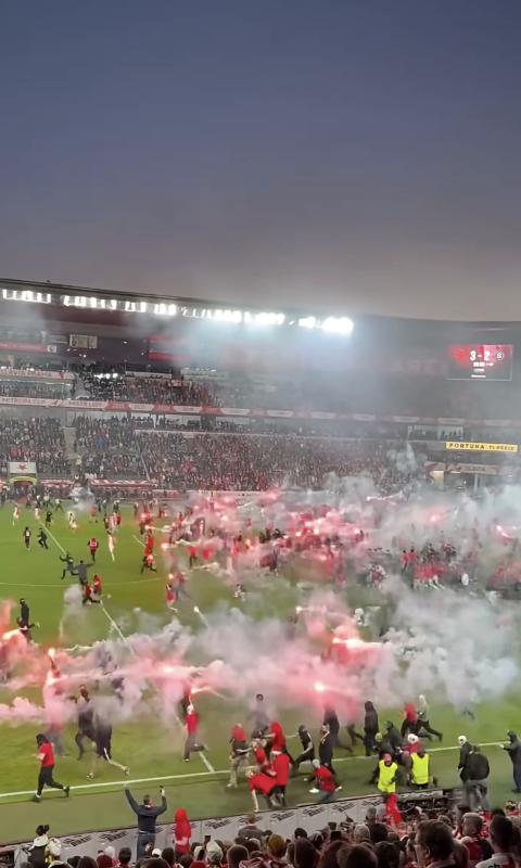 Kinh hoàng cảnh hỗn loạn trận derby: Hàng trăm CĐV lao xuống sân ném pháo sáng mù mịt, một thủ môn bị tấn công - Ảnh 2.