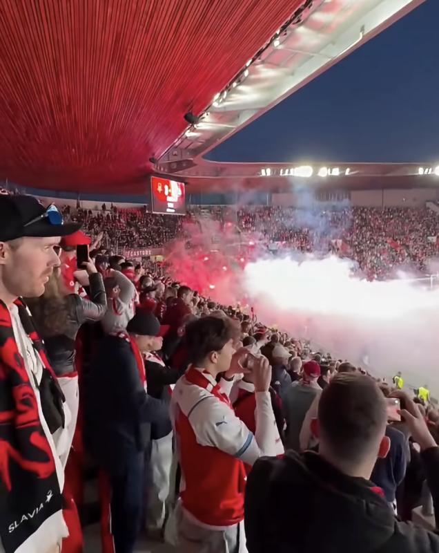Kinh hoàng cảnh hỗn loạn trận derby: Hàng trăm CĐV lao xuống sân ném pháo sáng mù mịt, một thủ môn bị tấn công - Ảnh 3.