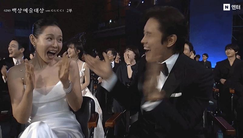 Viral nhất Baeksang 2026: Lee Byung Hun tỏ thái độ khi Son Ye Jin thắng giải thưởng lớn- Ảnh 2.