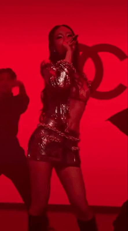 Jennie mặc độc bra diễn vũ đạo bỏng mắt ở show Chanel, G-DRAGON nhảy theo nhiệt tình- Ảnh 2.