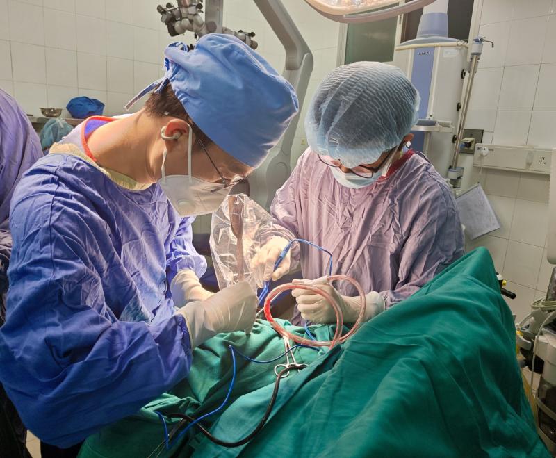 Chơi đùa cùng anh trai, bé 11 tuổi bị dao cắm vào đầu - Ảnh 3.