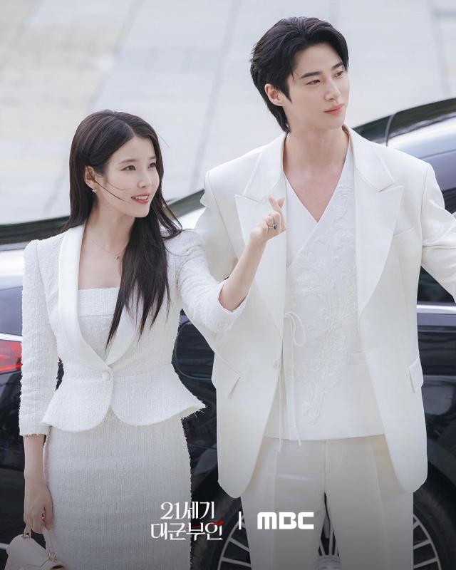 Perfect Crown tập 7: IU bị đầu độc, Byeon Woo Seok chống lại cả thế giới để bảo vệ vợ yêu- Ảnh 1.