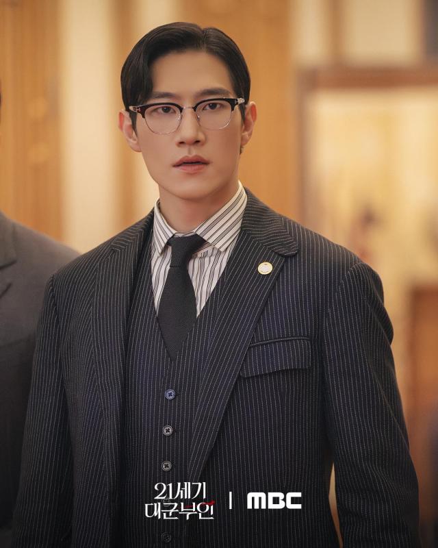 Perfect Crown tập 7: IU bị đầu độc, Byeon Woo Seok chống lại cả thế giới để bảo vệ vợ yêu- Ảnh 6.