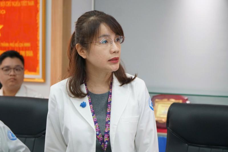 Thứ trưởng Bộ Y tế thăm bé trai 2 tuổi bị bạo hành - Ảnh 2.