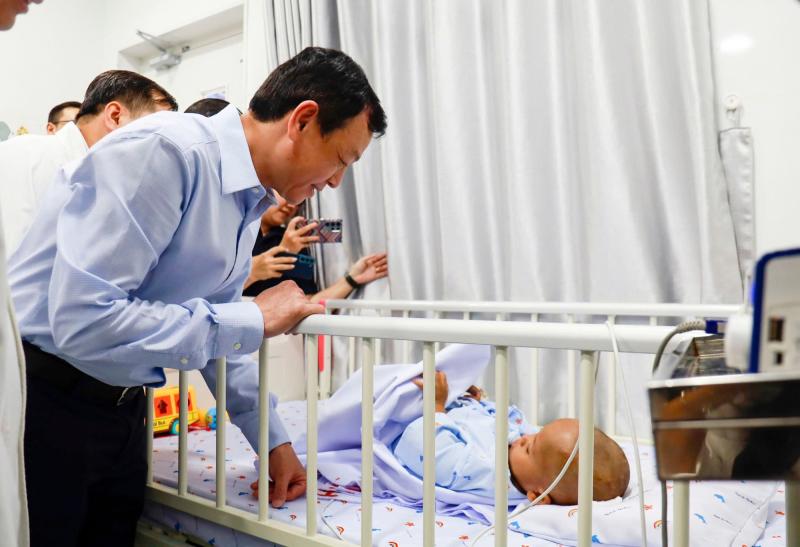 Thứ trưởng Bộ Y tế thăm bé trai 2 tuổi bị bạo hành - Ảnh 3.