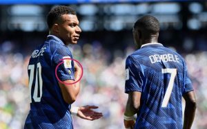 Tại sao Mbappe mặc áo một mình một kiểu ở World Cup?