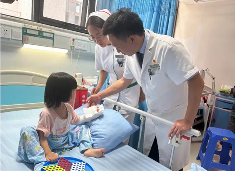 Tỉnh dậy sau giấc ngủ trưa, bé gái 2 tuổi khóc thét, cô giáo nhìn thấy tưởng không sao, cha mẹ lập tức đưa đi viện- Ảnh 1.