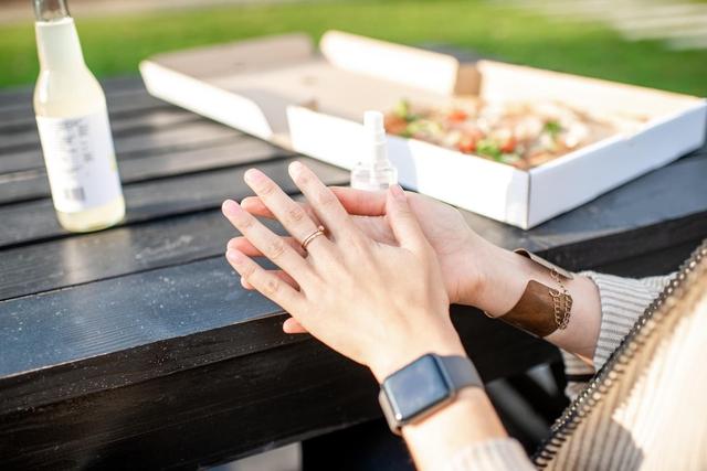 Mùa picnic đến rồi: Tránh ngay 6 sai lầm khiến thực phẩm nhanh biến thành "ổ vi khuẩn" dưới trời nắng nóng- Ảnh 2.
