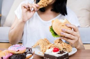 Nhịn ăn liên tục 6 ngày, giảm liền 7,5kg, cô gái 25 tuổi tự thưởng 1 xô gà rán, 2 gói mỳ cay rồi phải nhập viện gấp