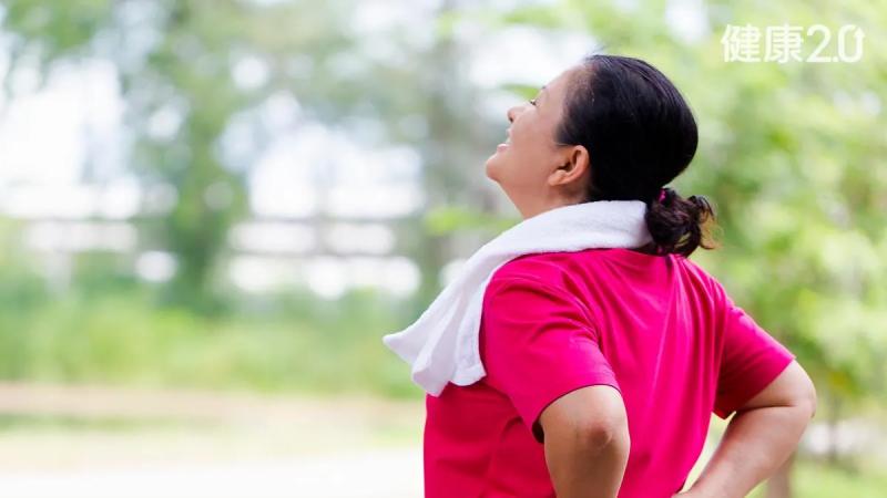 Sau tuổi 40, nhiều người bỗng có “mùi lạ” trên cơ thể mà không thể loại bỏ: Chuyên gia tiết lộ thủ phạm gây sốc - Ảnh 1.