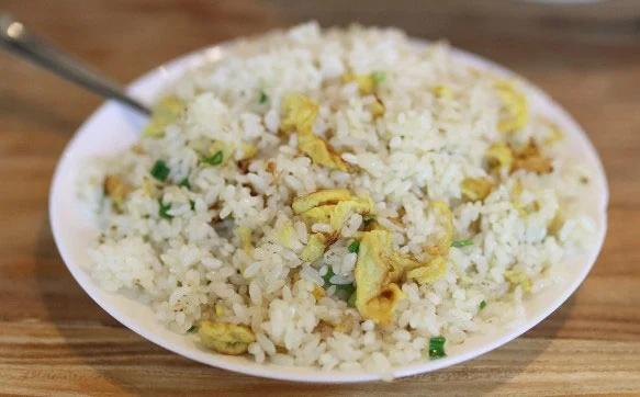 Ăn cơm kiểu này kiến người đàn ông phải cấp cứu nằm ICU - Ảnh 1.