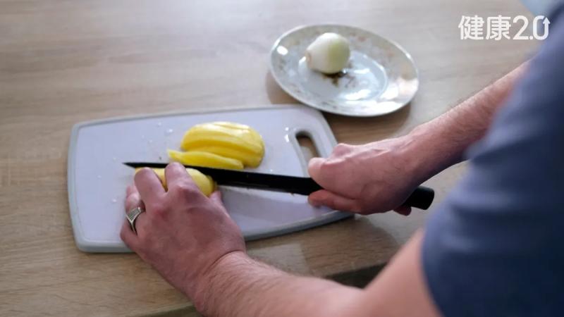 Cảnh báo cho các bà nội trợ: Một vật dụng trong bếp có thể âm thầm phát tán vi nhựa, gần như nhà nào cũng có ít nhất một chiếc- Ảnh 1.