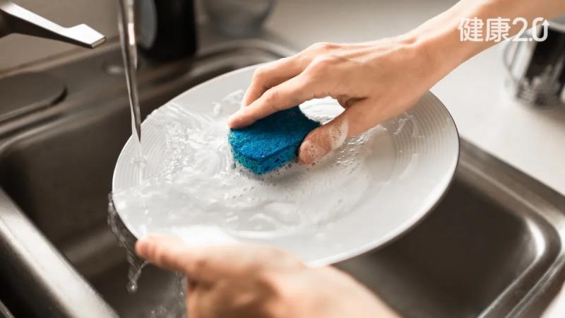 Cảnh báo cho các bà nội trợ: Một vật dụng trong bếp có thể âm thầm phát tán vi nhựa, gần như nhà nào cũng có ít nhất một chiếc- Ảnh 2.