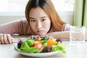 Nhiều người uống nước đá, trà sữa để giải nhiệt nhưng không biết cơ thể đang cần thứ khác: 7 loại rau bán đầy chợ Việt này mới nên ăn