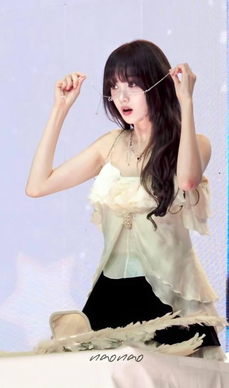 Đi fan-meeting của mỹ nhân này tưởng vừa ngắm hết người đẹp thiên hạ: Mỗi dáng vẻ phong thần 1 kiểu, thiên sứ giữa trần gian- Ảnh 13. Đi fan-meeting của mỹ nhân này tưởng vừa ngắm hết người đẹp thiên hạ: Mỗi dáng vẻ phong thần 1 kiểu, thiên sứ giữa trần gian- Ảnh 13.