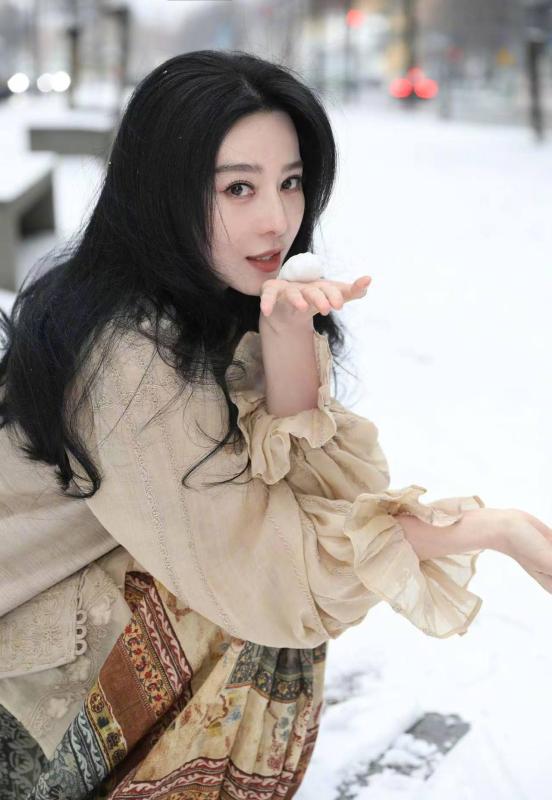 Người duy nhất mang gương mặt ảnh hưởng đến thẩm mỹ cả mội thời đại: Tuổi nào cũng là thần, đẹp không thể tin nổi- Ảnh 3.