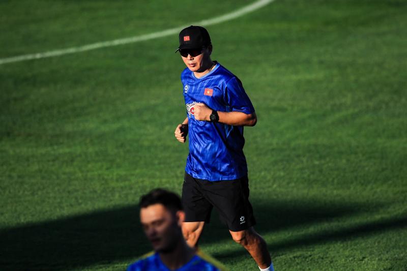 Tuyển Việt Nam tập giữa "chảo lửa" chuẩn bị cho ASEAN Cup: Đình Bắc, Lâm Tây, Trung Kiên mướt mồ hôi visual vẫn sáng bừng!  - Ảnh 18.