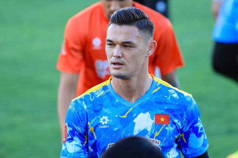 Tuyển Việt Nam tập giữa "chảo lửa" chuẩn bị cho ASEAN Cup: Đình Bắc, Lâm Tây, Trung Kiên mướt mồ hôi visual vẫn sáng bừng!  - Ảnh 3.