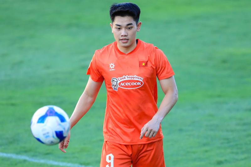 Tuyển Việt Nam tập giữa "chảo lửa" chuẩn bị cho ASEAN Cup: Đình Bắc, Lâm Tây, Trung Kiên mướt mồ hôi visual vẫn sáng bừng!  - Ảnh 8.