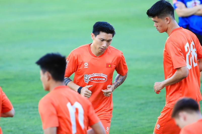 Tuyển Việt Nam tập giữa "chảo lửa" chuẩn bị cho ASEAN Cup: Đình Bắc, Lâm Tây, Trung Kiên mướt mồ hôi visual vẫn sáng bừng!  - Ảnh 12.