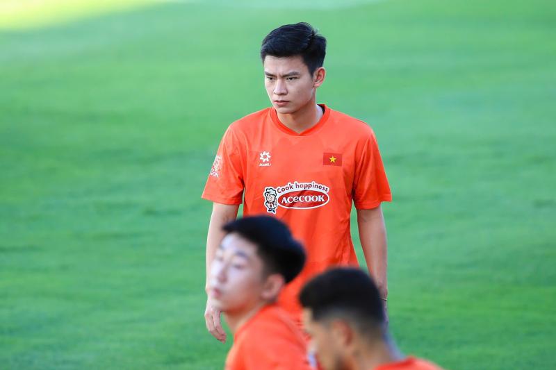 Tuyển Việt Nam tập giữa "chảo lửa" chuẩn bị cho ASEAN Cup: Đình Bắc, Lâm Tây, Trung Kiên mướt mồ hôi visual vẫn sáng bừng!  - Ảnh 11.