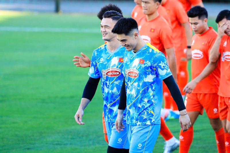 Tuyển Việt Nam tập giữa "chảo lửa" chuẩn bị cho ASEAN Cup: Đình Bắc, Lâm Tây, Trung Kiên mướt mồ hôi visual vẫn sáng bừng!  - Ảnh 5.