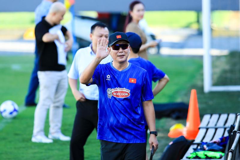 Tuyển Việt Nam tập giữa "chảo lửa" chuẩn bị cho ASEAN Cup: Đình Bắc, Lâm Tây, Trung Kiên mướt mồ hôi visual vẫn sáng bừng!  - Ảnh 19.