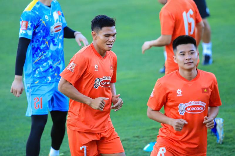 Tuyển Việt Nam tập giữa "chảo lửa" chuẩn bị cho ASEAN Cup: Đình Bắc, Lâm Tây, Trung Kiên mướt mồ hôi visual vẫn sáng bừng!  - Ảnh 17.