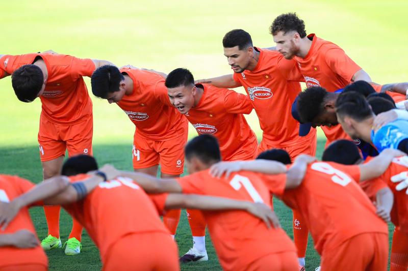 Tuyển Việt Nam tập giữa "chảo lửa" chuẩn bị cho ASEAN Cup: Đình Bắc, Lâm Tây, Trung Kiên mướt mồ hôi visual vẫn sáng bừng!  - Ảnh 2.