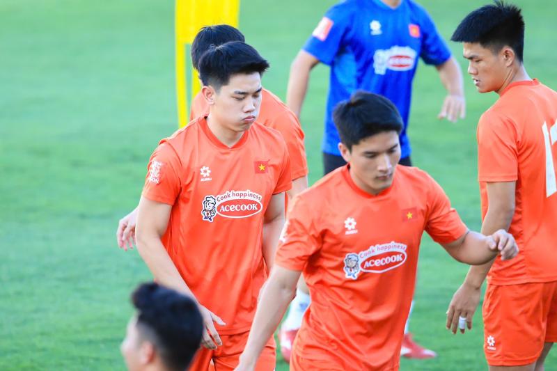 Tuyển Việt Nam tập giữa "chảo lửa" chuẩn bị cho ASEAN Cup: Đình Bắc, Lâm Tây, Trung Kiên mướt mồ hôi visual vẫn sáng bừng!  - Ảnh 9.