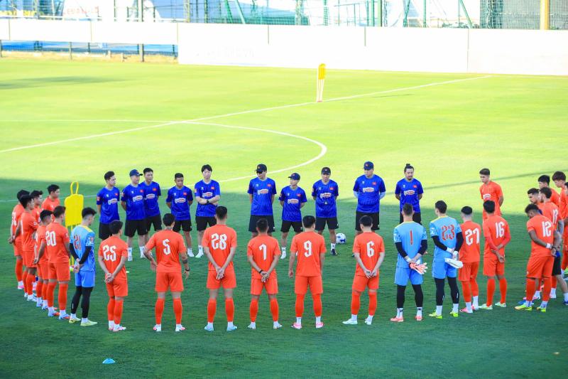 Tuyển Việt Nam tập giữa "chảo lửa" chuẩn bị cho ASEAN Cup: Đình Bắc, Lâm Tây, Trung Kiên mướt mồ hôi visual vẫn sáng bừng!  - Ảnh 1.