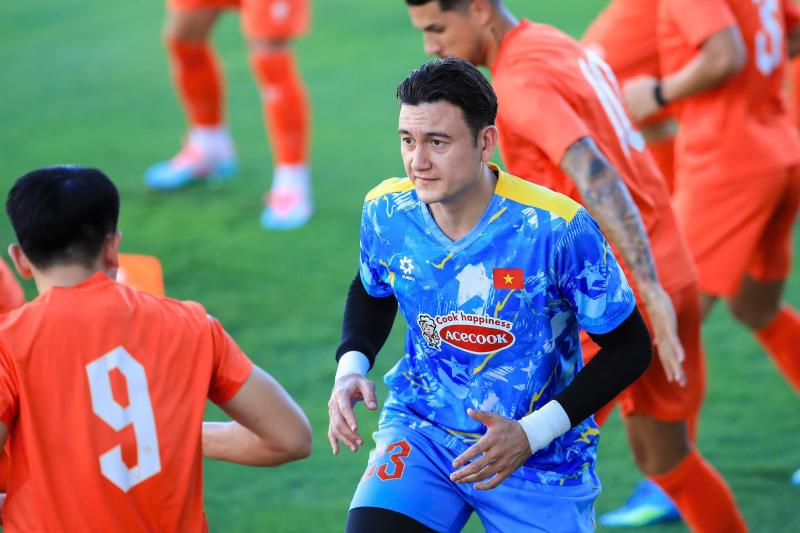 Tuyển Việt Nam tập giữa "chảo lửa" chuẩn bị cho ASEAN Cup: Đình Bắc, Lâm Tây, Trung Kiên mướt mồ hôi visual vẫn sáng bừng!  - Ảnh 6.