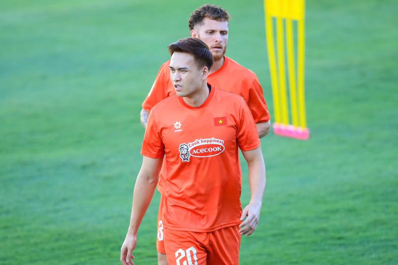Tuyển Việt Nam tập giữa "chảo lửa" chuẩn bị cho ASEAN Cup: Đình Bắc, Lâm Tây, Trung Kiên mướt mồ hôi visual vẫn sáng bừng!  - Ảnh 15.
