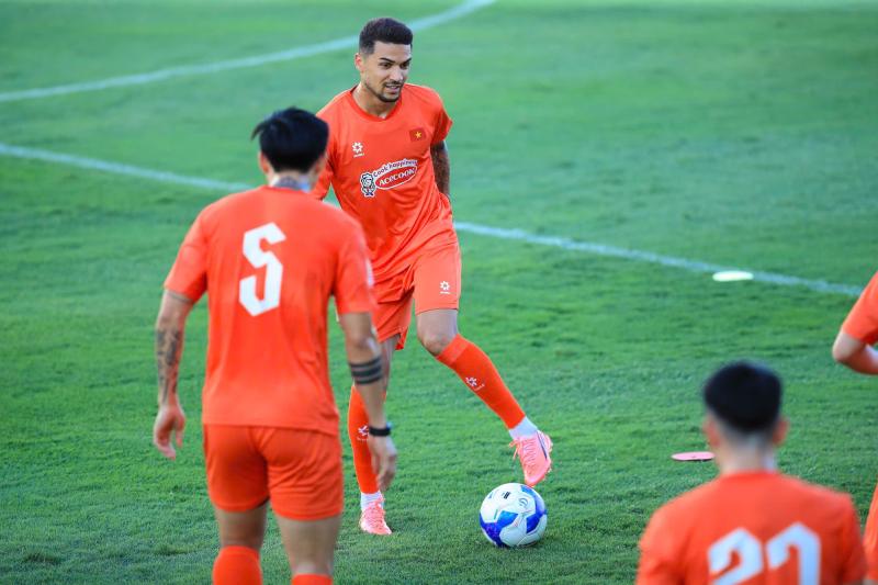 Tuyển Việt Nam tập giữa "chảo lửa" chuẩn bị cho ASEAN Cup: Đình Bắc, Lâm Tây, Trung Kiên mướt mồ hôi visual vẫn sáng bừng!  - Ảnh 14.