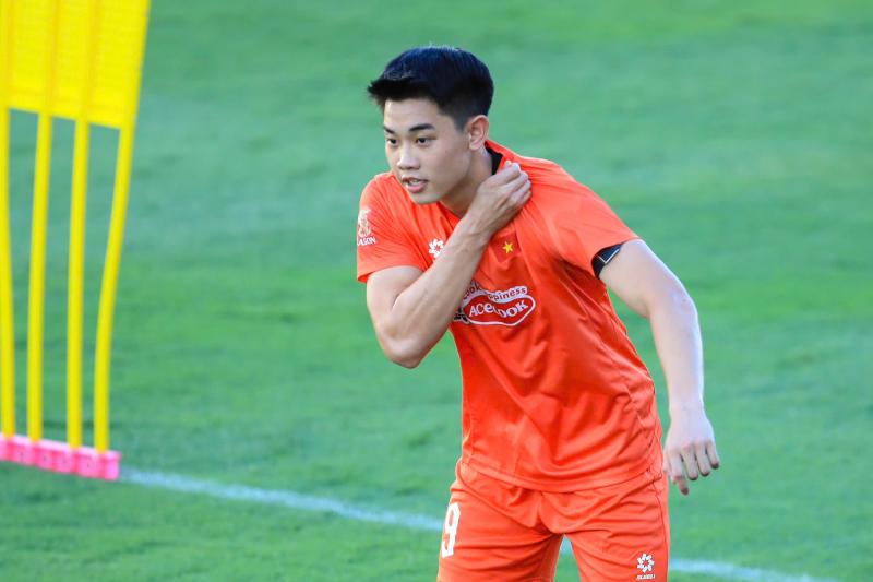 Tuyển Việt Nam tập giữa "chảo lửa" chuẩn bị cho ASEAN Cup: Đình Bắc, Lâm Tây, Trung Kiên mướt mồ hôi visual vẫn sáng bừng!  - Ảnh 7.