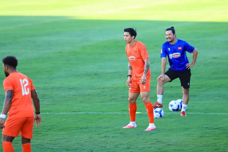 Tuyển Việt Nam tập giữa "chảo lửa" chuẩn bị cho ASEAN Cup: Đình Bắc, Lâm Tây, Trung Kiên mướt mồ hôi visual vẫn sáng bừng!  - Ảnh 13.