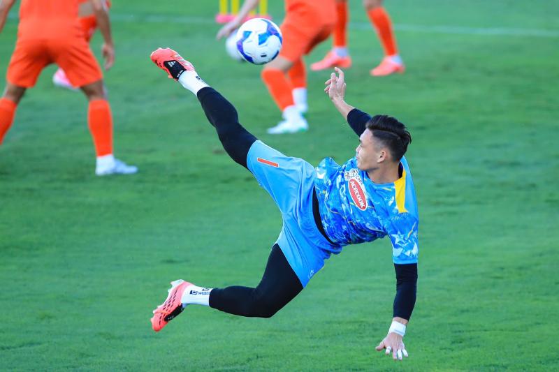 Tuyển Việt Nam tập giữa "chảo lửa" chuẩn bị cho ASEAN Cup: Đình Bắc, Lâm Tây, Trung Kiên mướt mồ hôi visual vẫn sáng bừng!  - Ảnh 20.