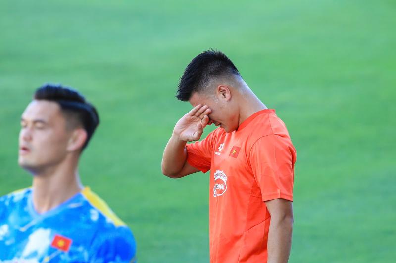 Tuyển Việt Nam tập giữa "chảo lửa" chuẩn bị cho ASEAN Cup: Đình Bắc, Lâm Tây, Trung Kiên mướt mồ hôi visual vẫn sáng bừng!  - Ảnh 10.