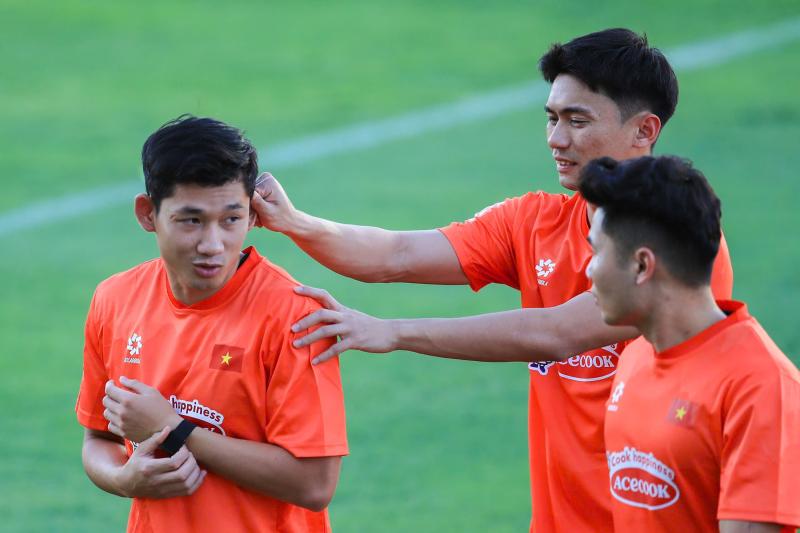 Tuyển Việt Nam tập giữa "chảo lửa" chuẩn bị cho ASEAN Cup: Đình Bắc, Lâm Tây, Trung Kiên mướt mồ hôi visual vẫn sáng bừng!  - Ảnh 16.