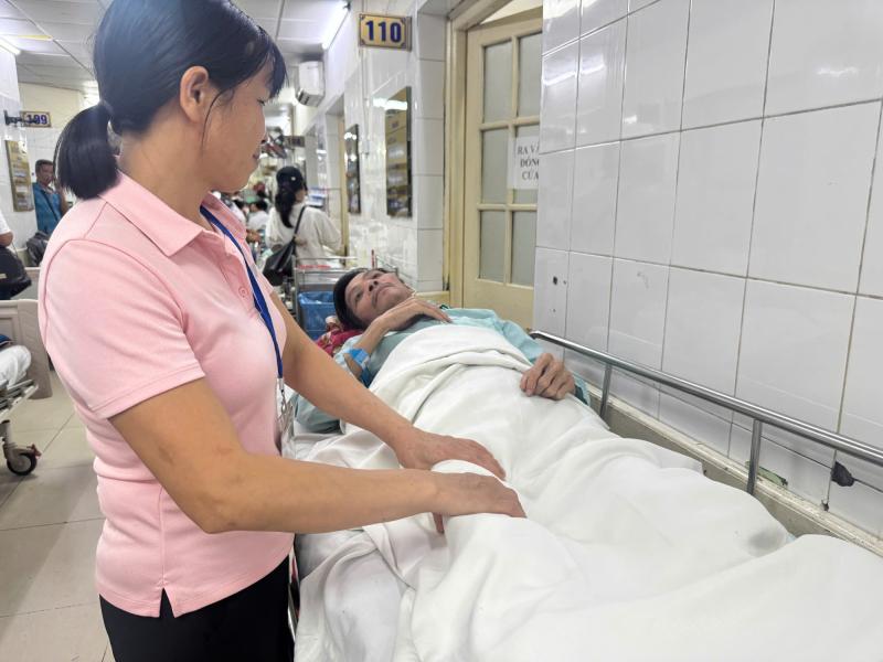 Tai nạn bất ngờ đẩy gia đình nghèo vào đường cùng: "Tôi chỉ mong chồng còn hy vọng để con còn có bố"- Ảnh 2.