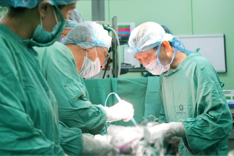 Ca mổ lấy thai đặc biệt: Đón bé 3,3kg chào đời và bóc tách thành công 9 khối u xơ tử cung - Ảnh 3.