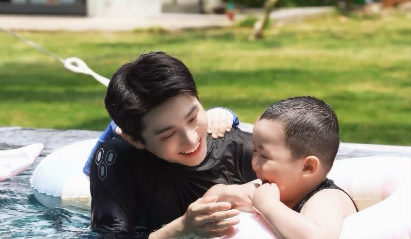 Việt Nam có ca sĩ đẹp trai chưa debut đã nổi tiếng cả nước, chăm trẻ chuyên nghiệp nhìn muốn cưới ngay!- Ảnh 2.
