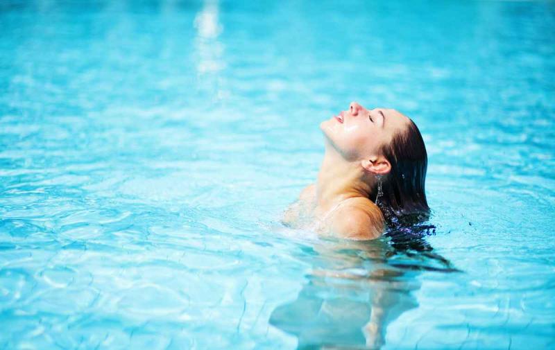 Đi bơi mùa hè mà lười làm 3 việc này: Tóc không chỉ xơ xác như rơm mà còn biến màu kinh dị- Ảnh 2.