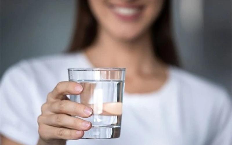 4 sai lầm khi uống nước, số 1 đang hại thận mà ít người biết - Ảnh 3.