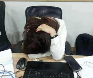 Các bác sĩ nói thẳng: Người hay ngồi lâu trong phòng điều hòa phải sửa ngay 4 thói quen, kẻo "hối không kịp"