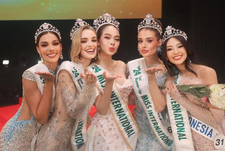 Việt Nam có một Hoa hậu đứng chung khung hình với mỹ nhân đẹp nhất Thái Lan nhưng không hề thua kém- Ảnh 6. Việt Nam có một Hoa hậu đứng chung khung hình với mỹ nhân đẹp nhất Thái Lan nhưng không hề thua kém- Ảnh 6.