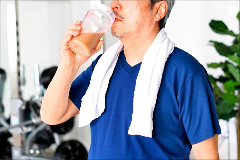 2 loại "nước" này làm tăng nồng độ axit uric cao hơn cả bia! Đáng tiếc nhiều nam giới vẫn uống hàng ngày- Ảnh 2.