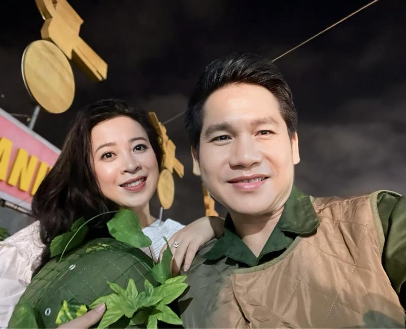 Nhan sắc vợ vừa đẹp, vừa giỏi của "ông hoàng nhạc đỏ" đình đám Việt Nam- Ảnh 1.